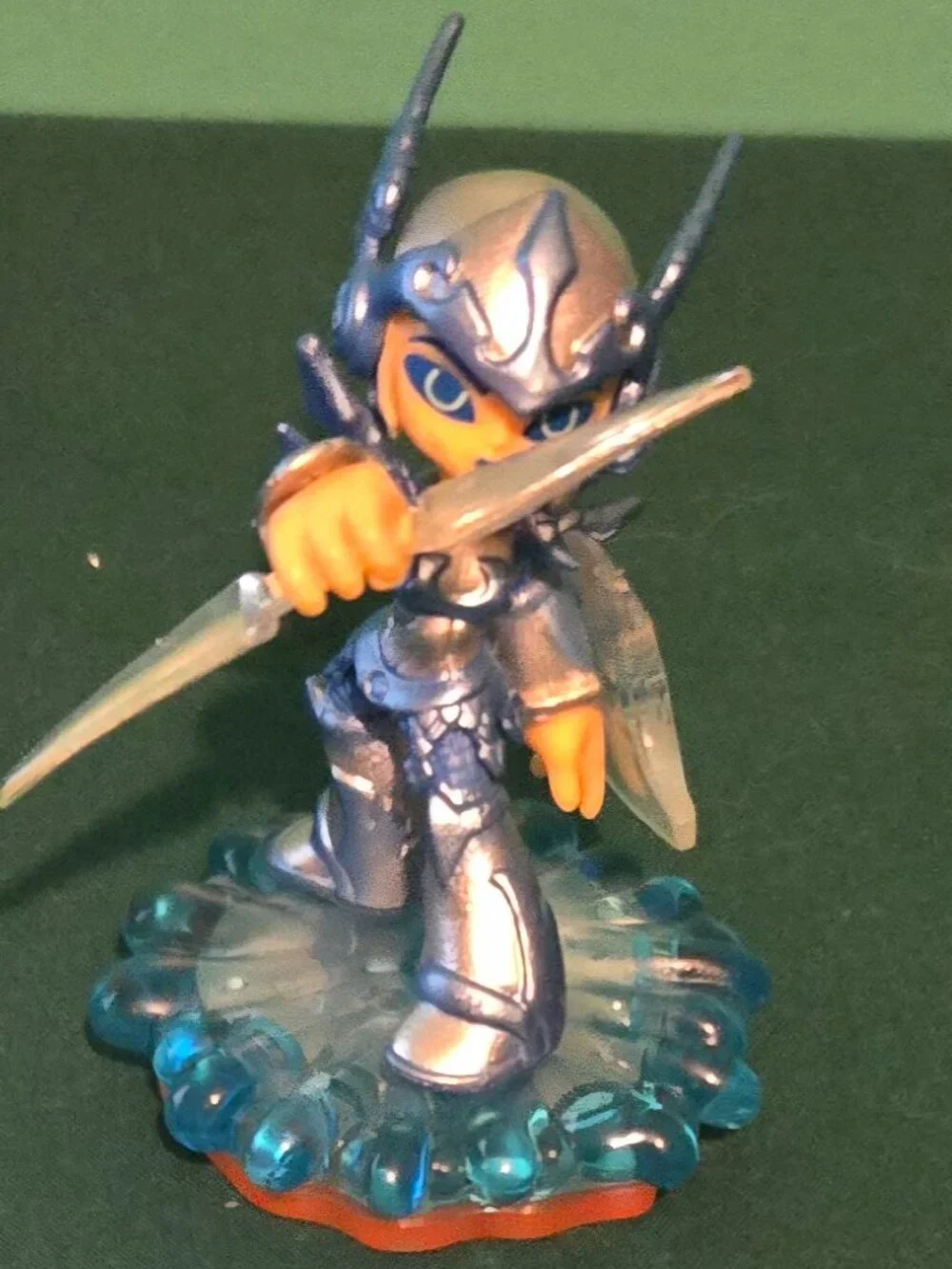 SKYLANDERS GIANTS LIGHTCORE CHILL FIGURE - WATER ELEMENT